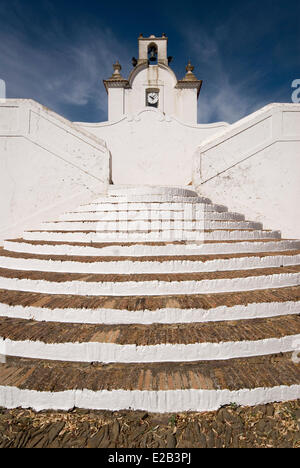 Portugal, Algarve Alcoutim, escalera de piedra blanca de la iglesia del pueblo. Foto de stock