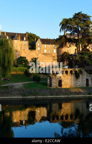 Francia, Sarthe, Le Mans,Cite Plantagenet (Casco Antiguo) y río Sarthe Foto de stock