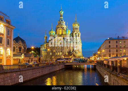 Rusia, San Petersburgo, catalogado como Patrimonio Mundial por la UNESCO, la Iglesia del Salvador sobre la sangre derramada en el crepúsculo