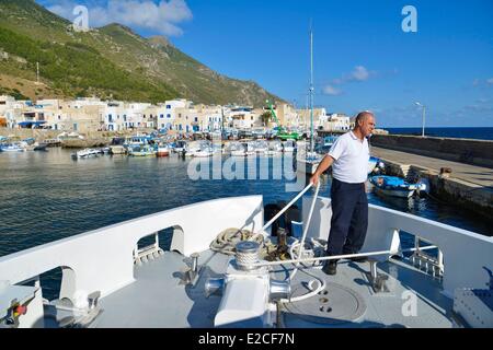 Italia, Sicilia, las islas Egadi, la isla de Marettimo, puerto comercial, el barco llegó que proporcionan shuttle en el archipiélago, preparando la cuerda marina para atracar un barco Foto de stock