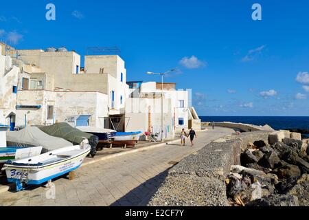Italia, Sicilia, las islas Egadi, la isla de Marettimo, paseo marítimo entre el rompeolas y el pueblo pesquero Foto de stock