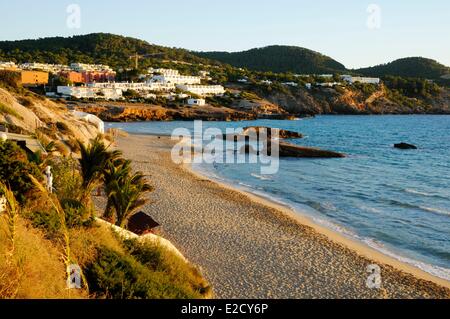 España Islas Baleares Ibiza Playa Cala Tarida al crepúsculo. Foto de stock