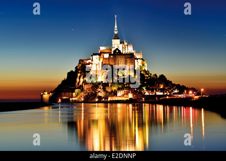 Francia, Normandía: Le Mont Saint Michel por la noche