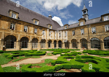 Francia, Ardenas, Mouzon, antigua abadía, jardines interiores. Foto de stock