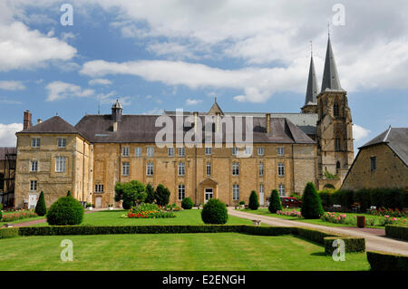 Francia, Ardenas, Mouzon, antigua abadía, vista a la iglesia de la abadía Foto de stock