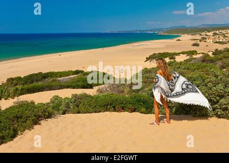 Italia, Cerdeña, provincia de Medio Campidano, la Costa Verde, la mujer en las dunas de piscinas Foto de stock