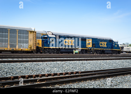 CSX Locomotoras EMD GP38-2 nº 2715 y nº 1561 EMD GP15-1, Patio Curtis Bay, Baltimore, MD Foto de stock