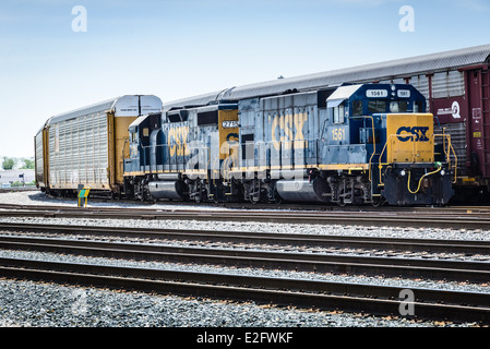 CSX Locomotoras EMD GP38-2 nº 2715 y nº 1561 EMD GP15-1, Patio Curtis Bay, Baltimore, MD Foto de stock