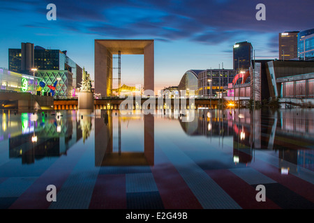 La Grande Arche de la Défense y los modernos edificios del distrito de La Défense, París Francia Foto de stock