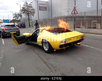 LAMBORGHINI prende fuego en Londres una ardiente ambición subió en llamas  cuando el dueño de una rara Lamborghini Miura coche deportivo vio a su  amada motor prenderse fuego y convertirse en un