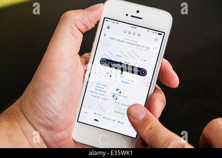 Detalle de Uber Reserva taxi app mostrando puntos de recogida en la Ciudad de Nueva York en el iphone teléfonos inteligentes. Foto de stock