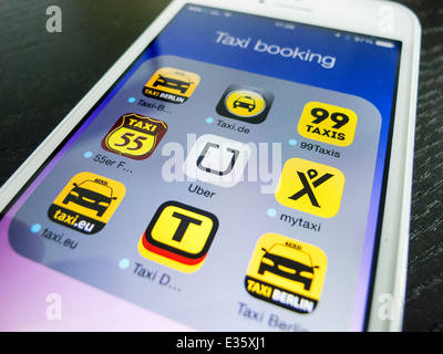 Detalle de la pantalla del iPhone con muchas aplicaciones móviles para reservar taxis Foto de stock