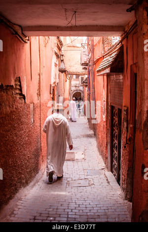 Un estrecho callejón en los zocos de Marrakech en Marruecos, el Norte de África.