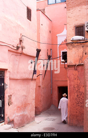 Un estrecho callejón en la Medina de Marrakech, en Marruecos, el Norte de África.