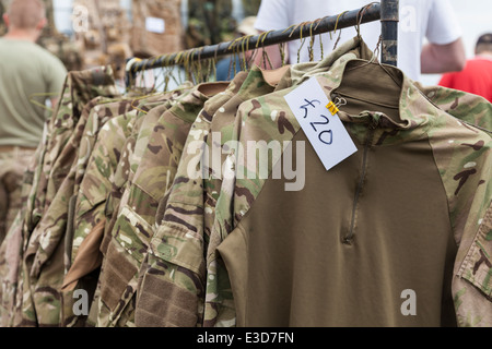 mantequilla Fácil de suceder Cartas credenciales Sale army surplus clothing fotografías e imágenes de alta resolución - Alamy