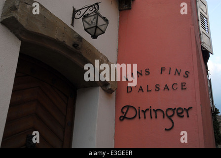 Bodega cartel en una pared de la casa en Alsacia, Francia Foto de stock