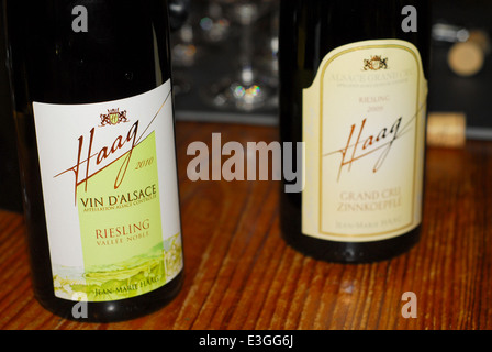 Visualización de dos botellas de vinos de Alsacia Foto de stock