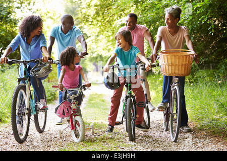 Varias generaciones de la familia afroamericana en Paseo en Bicicleta Foto de stock