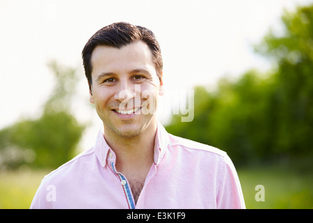 Retrato del hombre hispano sonriente en el campo