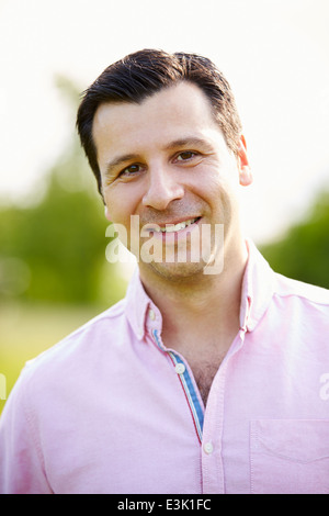 Retrato del hombre hispano sonriente en el campo