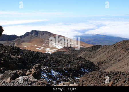 Vistas desde el Teide hacia adyacente volcán Pico Viejo en la isla canaria de Tenerife Español
