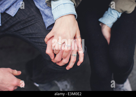 Vista cercana de la joven pareja tomados de las manos, Massachusetts, EE.UU. Foto de stock