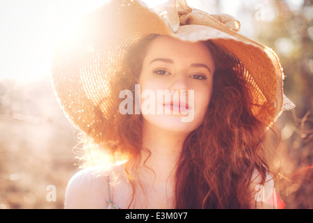 Retrato de mujer joven en el sombrero de paja Foto de stock
