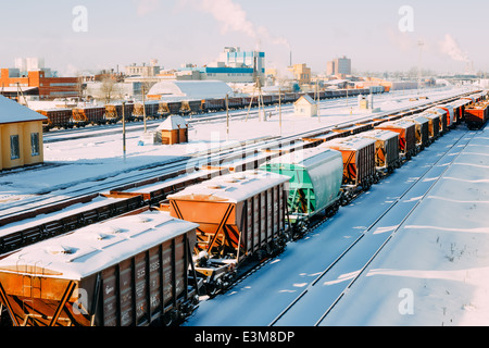 Vagones de mercancías y productos básicos en los rieles del tren en la estación de tren bielorruso. La vista desde arriba. Ó 2014 de invierno, nieve, escarcha Foto de stock