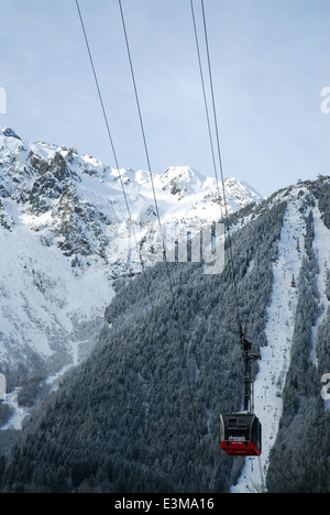 El teleférico de la Aiguille du Midi en Chamonix, Francia: el ascenso vertical del teleférico más alto del mundo. Foto de stock
