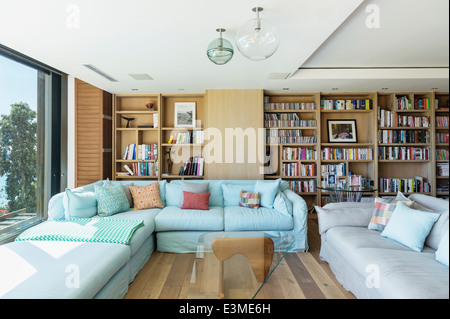 Salón interior con un cómodo sofá, silla mecedora y suaves almohadas  Fotografía de stock - Alamy