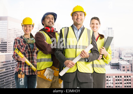 Retrato de seguros de los trabajadores de la construcción en ventana urbana Foto de stock