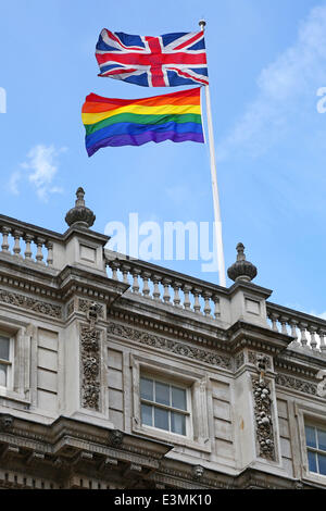 Londres, Reino Unido. El 25 de junio de 2014. La bandera del arco iris del Orgullo Gay sobrevolando la oficina principal en Londres, Inglaterra, en preparación para el fin de semana de orgullo Crédito: Paul Brown/Alamy Live News Foto de stock