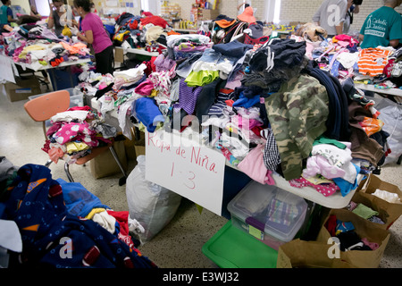 Alimentos, ropa donada a la vivienda en McAllen, Texas Fotografía de stock  - Alamy