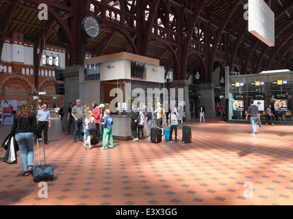La estación central de Copenhague. El tradicional punto de encuentro bajo el reloj en el edificio de la estación. Hall de salida y de llegada. Foto de stock