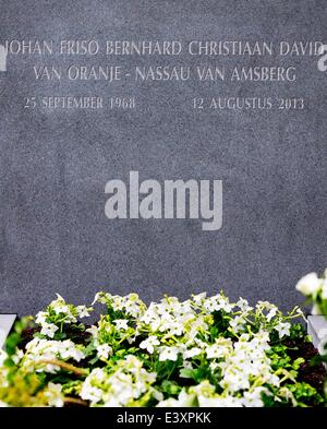 Baarn, en los Países Bajos. El 1 de julio de 2014. Un monumento de piedra ha sido colocada en la tumba del Príncipe holandés Friso en Lage Vuursche en Baarn, en los Países Bajos, el 01 de julio de 2014. El príncipe, quien pasó 18 meses en coma tras haber sido atrapado en una avalancha, de 44 años de edad, murió el 12 de agosto de 2013. Crédito: dpa/Alamy Live News Foto de stock