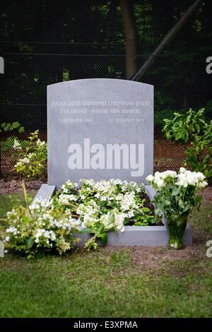 Baarn, en los Países Bajos. El 1 de julio de 2014. Un monumento de piedra ha sido colocada en la tumba del Príncipe holandés Friso en Lage Vuursche en Baarn, en los Países Bajos, el 01 de julio de 2014. El príncipe, quien pasó 18 meses en coma tras haber sido atrapado en una avalancha, de 44 años de edad, murió el 12 de agosto de 2013. Crédito: dpa/Alamy Live News Foto de stock