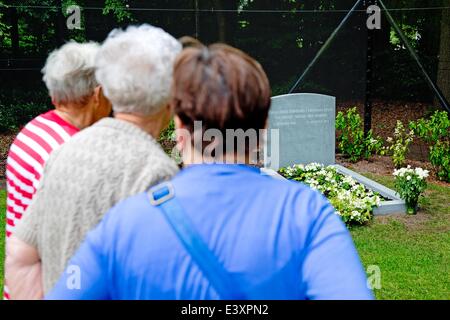 Baarn, en los Países Bajos. El 1 de julio de 2014. Las personas de pie delante del monumento de piedra que ha sido colocada en la tumba del Príncipe holandés Friso en Lage Vuursche en Baarn, en los Países Bajos, el 01 de julio de 2014. El príncipe, quien pasó 18 meses en coma tras haber sido atrapado en una avalancha, de 44 años de edad, murió el 12 de agosto de 2013. Crédito: dpa/Alamy Live News Foto de stock