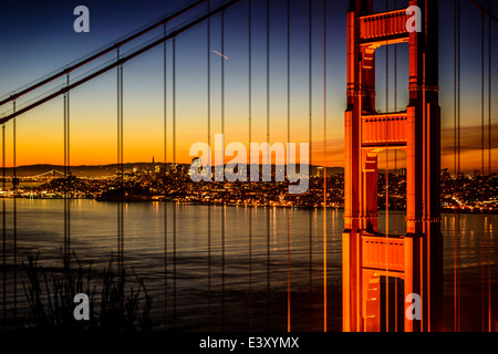 Golden Gate Bridge y el horizonte de San Francisco iluminado durante la noche, San Francisco, California, Estados Unidos