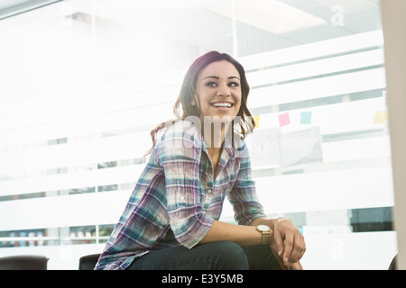 Retrato de seguros joven empresaria en Office