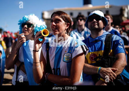 (140701) -- El Salvador, 1 de julio de 2014 (Xinhua) -- la Argentina fans reaccionan televisado mientras ve un partido de octavos de final entre Argentina y Suiza de 2014 FIFA World Cup, en el FIFA Fan Fest zona en Salvador, Brasil, el 1 de julio de 2014. Argentina ganó por 1-0 sobre Suiza, después de 120 minutos y calificada para cuartos de final el martes. (Xinhua /Jhon Paz)(pcy) Foto de stock