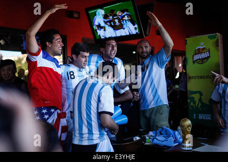 (140701) -- El Salvador, 1 de julio de 2014 (Xinhua) -- la Argentina fans celebran la victoria de su equipo después de ver un partido de octavos de final televisado entre Argentina y Suiza de 2014 FIFA World Cup, en el FIFA Fan Fest zona en Salvador, Brasil, el 1 de julio de 2014. Argentina ganó por 1-0 sobre Suiza, después de 120 minutos y calificada para cuartos de final el martes. (Xinhua/Jhon Paz)(pcy) Foto de stock