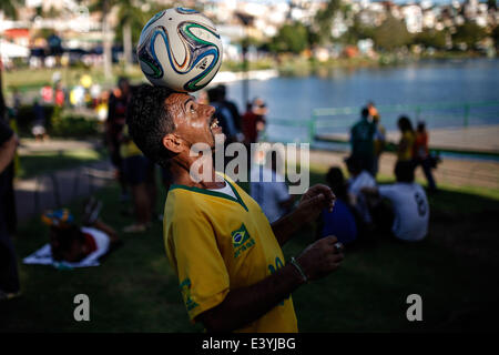 (140701) -- El Salvador, 1 de julio de 2014 (Xinhua) -- un hombre juega al fútbol en la hierba en Salvador, Brasil, el 1 de julio de 2014. (Xinhua /Jhon Paz)(pcy) Foto de stock