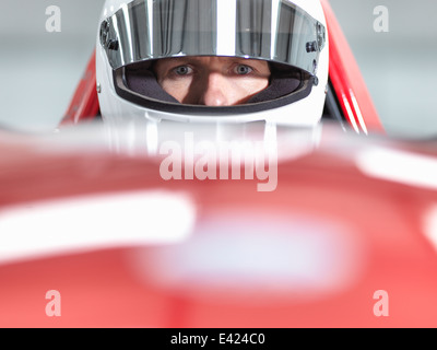 Cerrar retrato del conductor del coche de carreras con casco en supercar