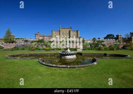 Fuente en el parque de Culzean Castle, South Ayrshire, Escocia, Reino Unido Foto de stock