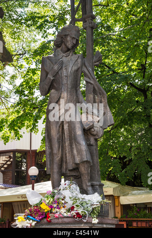 Estatua de Mihai Eminescu, el poeta romántico rumano, en la región de Chernivtsi, Bucovina, Ucrania Foto de stock