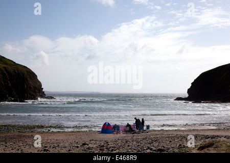 La gente en la playa, Nolton Haven, Pembrokeshire Foto de stock