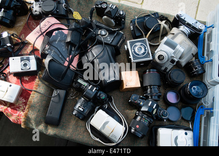 Segunda mano viejas cámaras analógicas de película a la venta en mercado Machynlleth, Wales UK Fotografía de stock - Alamy