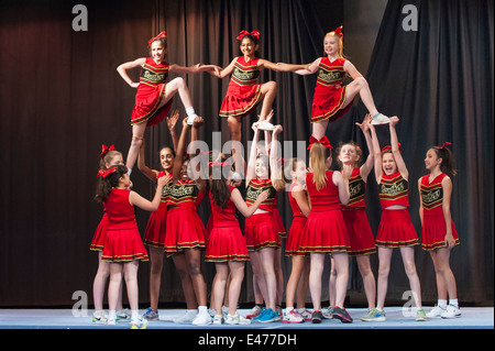 North West London junior animar la competencia líder en 2014 los Panthers equipo en formación acrobática Foto de stock