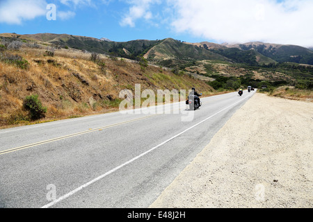 Biker cabalgando por la Ruta 1, Autopista del Pacífico de California, en el camino de Big Sur, con impresionantes vistas del océano