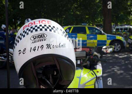 En Harrogate, North Yorkshire, Reino Unido. El 5 de julio, 2014. Un casco de policía se encuentra en la parte posterior de un policía del ciclo de motor al final de la primera etapa del Tour de Francia, que finishesdin el centro de Harrogate. Crédito: John freidora/Alamy Live News Foto de stock